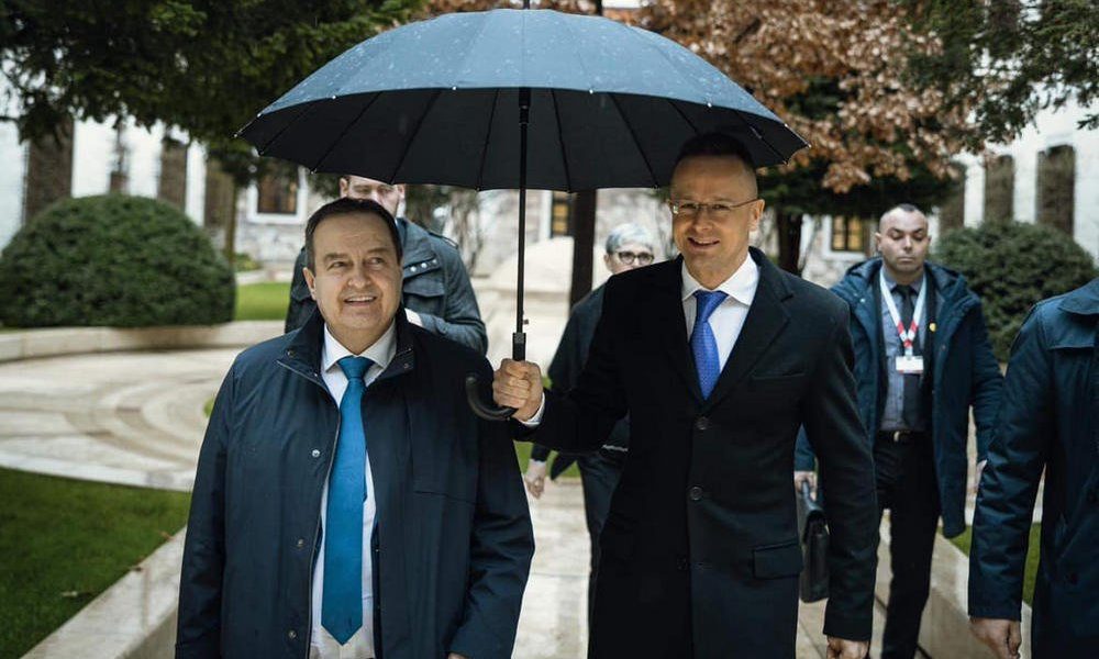 Szijjártó és Dačić egy ernyő alatt
