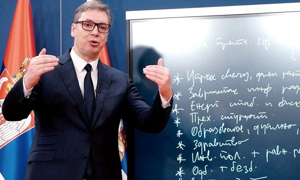 Vučić évértékelő beszédét mondja