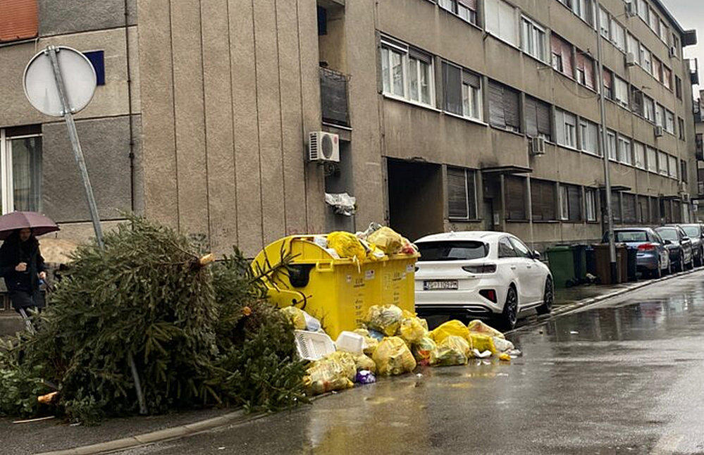 A kukások nem vitték el a szemetet