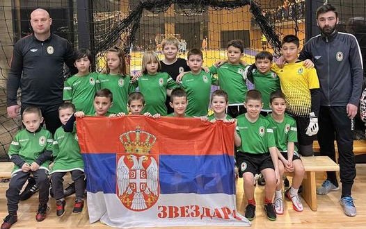 Szerbeket támadtak meg Szarajevóban, egyikük szúrt sebbel kerül kórházba 3 A szerbek tavalyi csapata a zászlóval