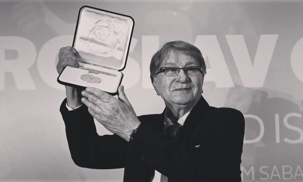 A legendás hírű Miroslav Ćiro Blažević hosszú és súlyos betegség után 88 éves korában hunyt Zágrábban. A Horvát Labdarúgó Szövetség (HNK) ezzel a képpel emlékezett meg a közösségi médiában a nagy edzőről (Forrás: HNK)