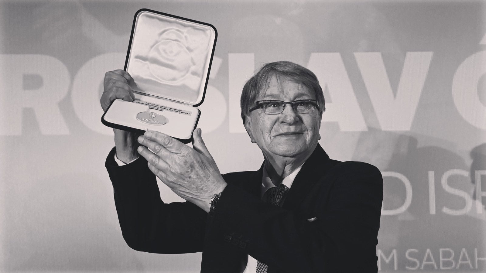 A legendás hírű Miroslav Ćiro Blažević hosszú és súlyos betegség után 88 éves korában hunyt Zágrábban. A Horvát Labdarúgó Szövetség (HNK) ezzel a képpel emlékezett meg a közösségi médiában a nagy edzőről (Forrás: HNK)