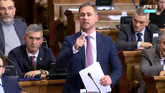 A Néppárt alelnöke és frakcióvezetője parlamenti felszólalása idején (Forrás: Screenshot, RTS)