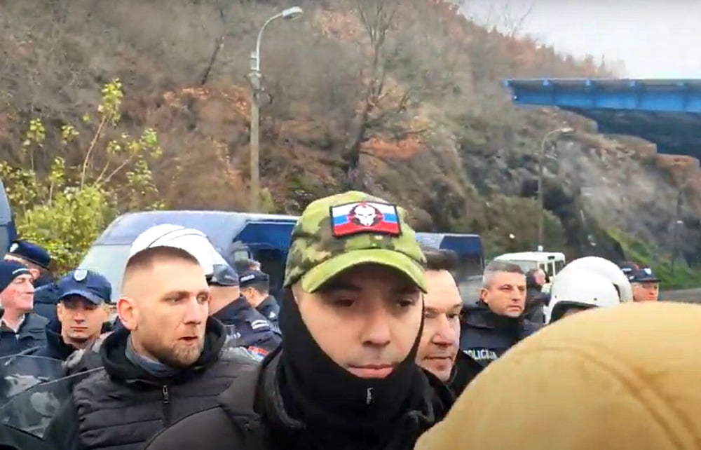 SZERB SZÉLSŐJOBB: Damnjan Knežević a Wagner "logóval", madarát tolláról, embert a jelképekről (Screeenshot)