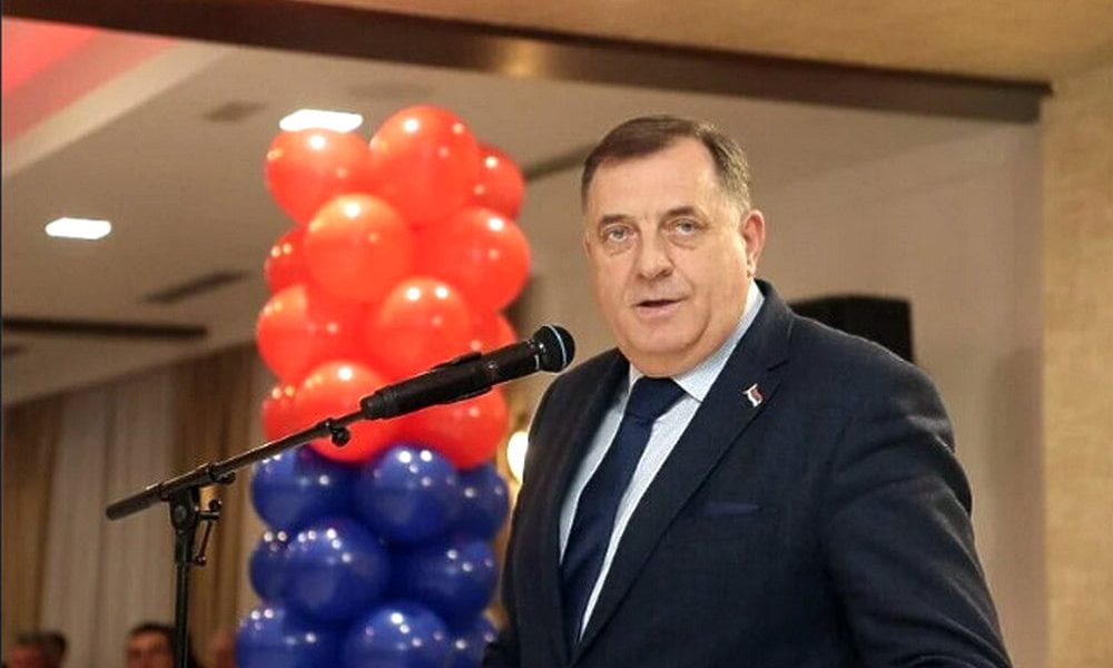 Milorad Dodik felengedett néhány lufit Christian Schmidt számlájára