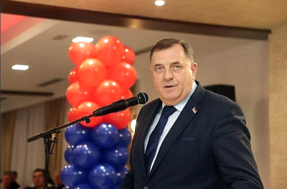 Milorad Dodik felengedett néhány lufit Christian Schmidt számlájára