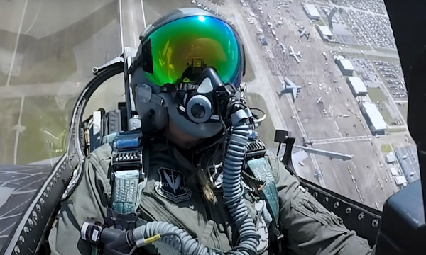 Egy F-16-os vadászgép Houston felett