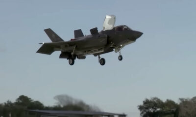 Merőlegesen leszálló amerikai F-35-ös amerikai vadászgép