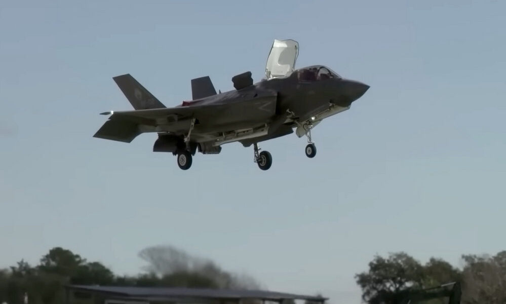 Merőlegesen leszálló amerikai F-35-ös amerikai vadászgép