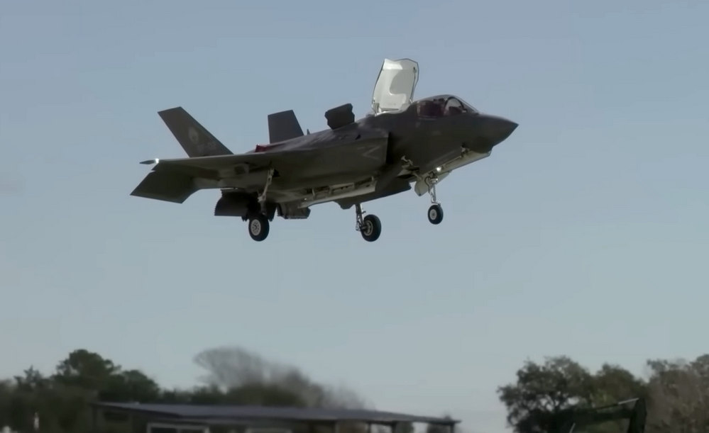 Merőlegesen leszálló amerikai F-35-ös amerikai vadászgép