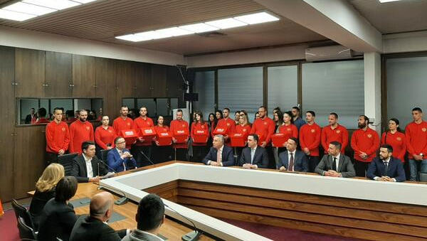 A montenegrói elnök harmadszor is indul az államfői posztért, de van rá mentsége 2 A montenegrói elnök és a nagyszámú ifjúsági különítmény