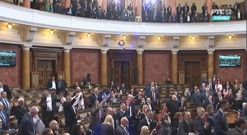 Pornófilmet nézett egy szocialista képviselő, miközben Vučić Koszovóért "harcolt" 2 Ezen a felvételen jól látszik a karzat, ahonnan lefilmezték a pornófilmet néző képviselőt