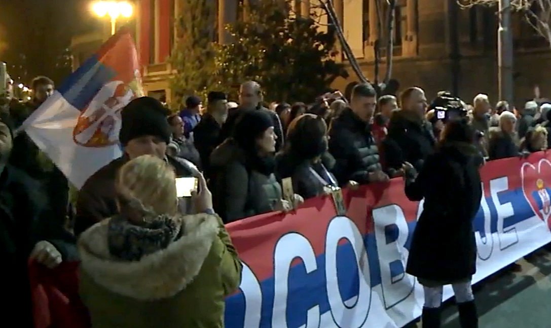 Wagnerozás: Koszovó Szerbia szíve - olvasható a transzparensen