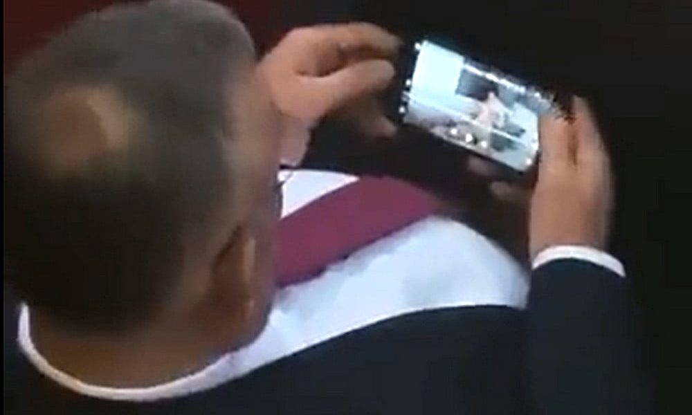 Pornófilmet néz a szerb szocialista képviselő