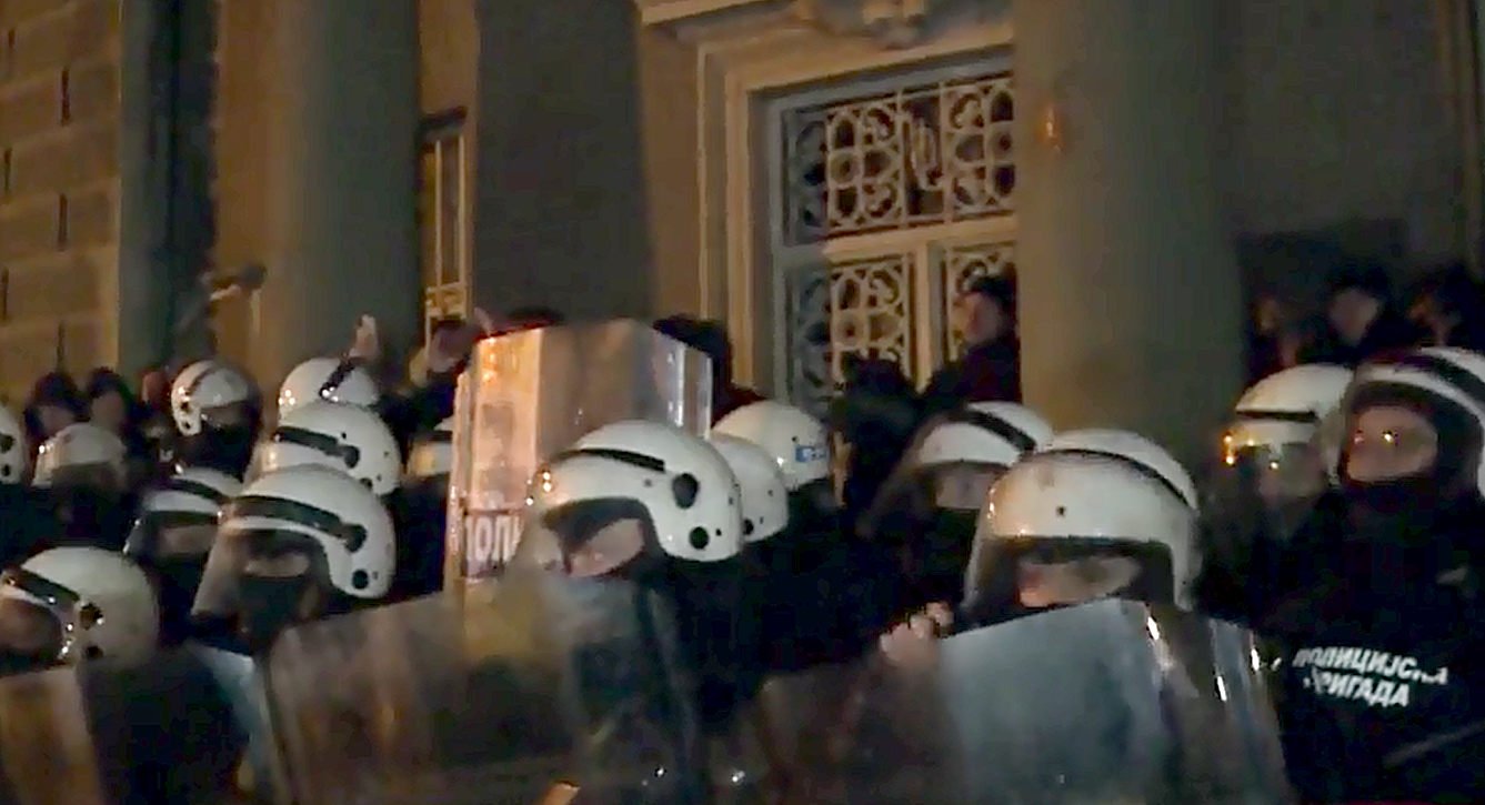 Wagnerozás: Rendőrök védik a szerb elnöki palota bejáratát, amelyet a tüntetők tojásokkal dobáltak meg