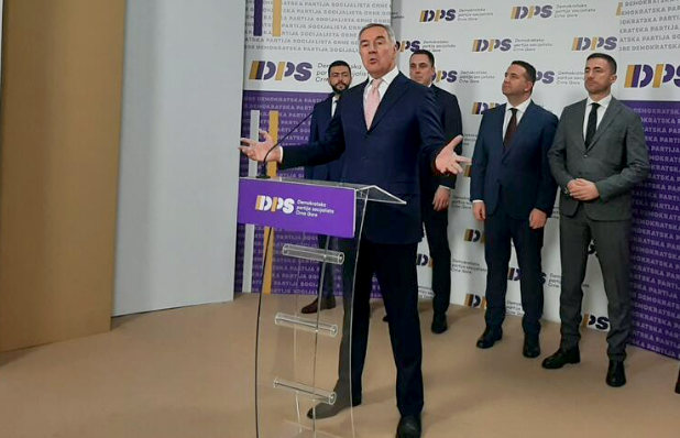 A montenegrói elnök harmadszor is indul az államfői posztért, de van rá mentsége 3 Az általában "ronaldói kisterpeszbe" beálló montenegrói elnök