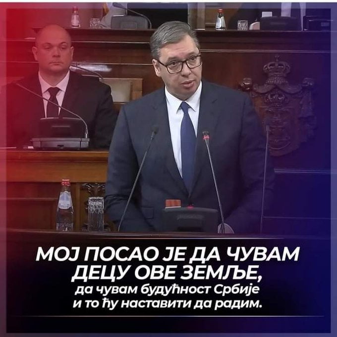 A szerb elnök beszédét mondja a parlamentben