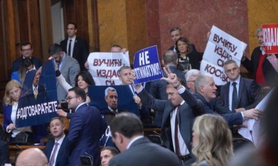 Leárulózták a szerb elnököt a parlamentben