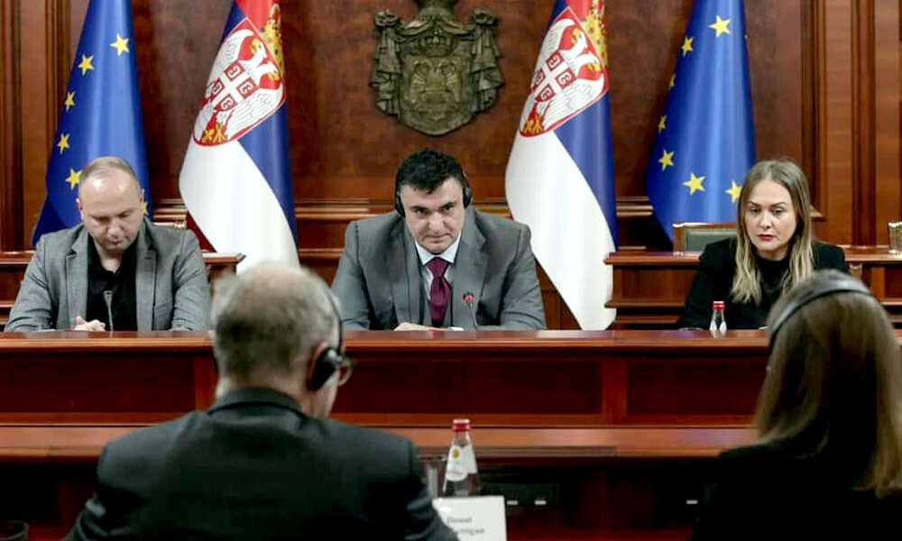 Új pártot alakítana a kép közepén látható Rade Basta, szerb gazdasági miniszter / new political party in Serbia