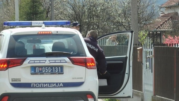 Őrizetbe vettek egy szerb férfit, mert 3 ezer euróért eladta a kiskorú lányát 2 Szerb férfi