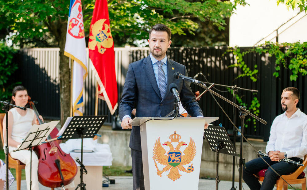 HAGYOMÁNYOSAN BARÁTI ÉS ELLENSÉGES: Belgrádban a montenegrói elnök 4 montenegrói