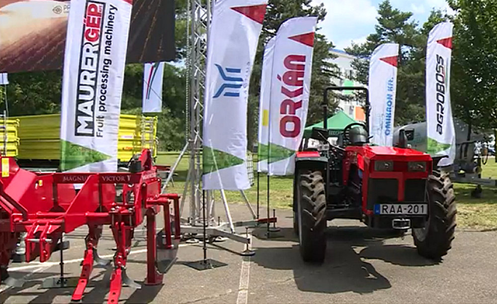 Szijjártó és Dodik magyar támogatásból részesült gazdákkal találkozott Banja Lukában 2 gazdák, traktor
