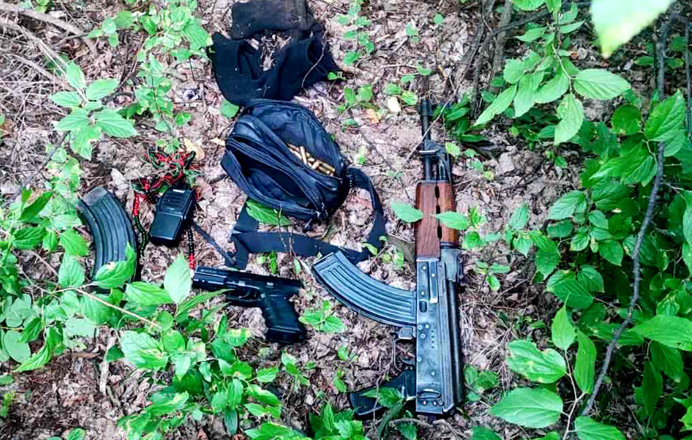 A rendőrök automata fegyvereket is találtak a migránsoknál a szabadkai erdőkben 2 rendörök