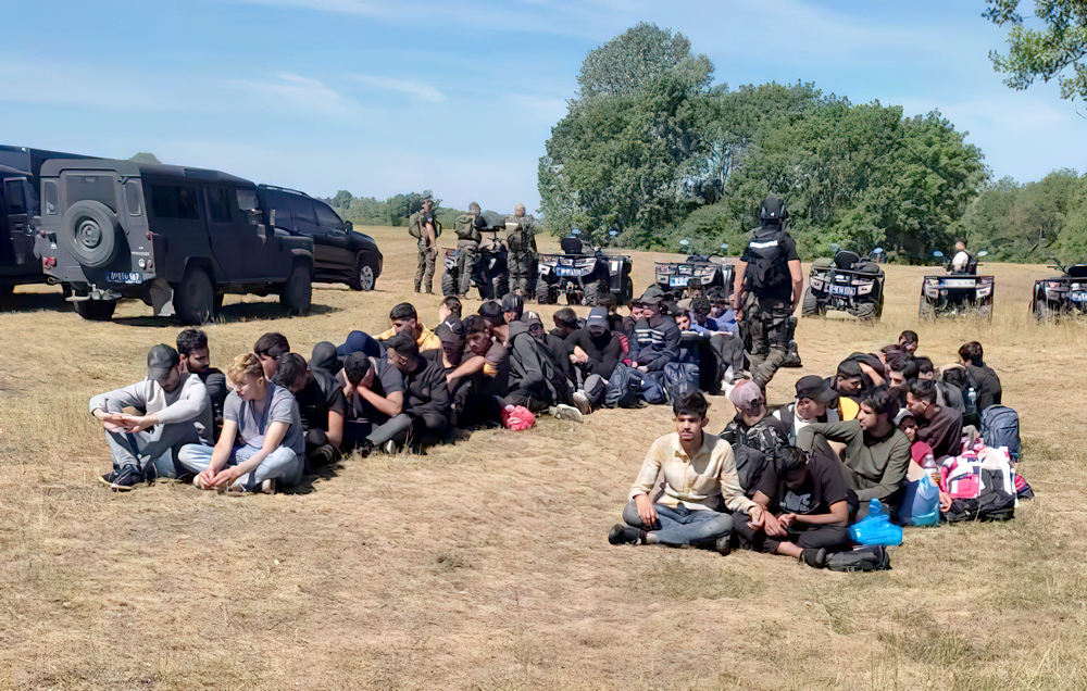 A rendőrök automata fegyvereket is találtak a migránsoknál a szabadkai erdőkben 4 rendőrök