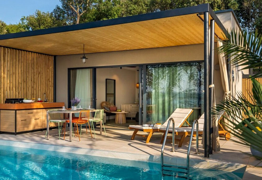 Falu végén kicsi kemping, mellette egy nagyobb glamping 3 glamping, sátor, lakókocsi