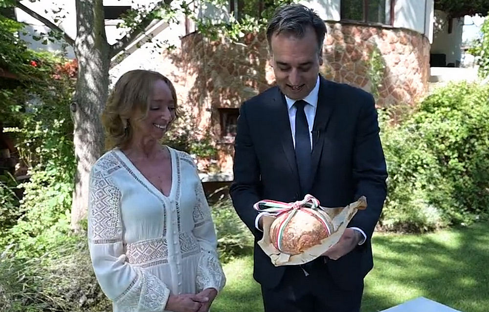 Pressman bakes Hungarian bread and strengthen the regulatory of visa exemption