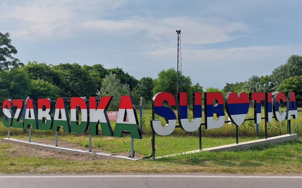 Díszpolgárság után táblarongálás: Vučić azt mondta, őt nem zavarja a magyar zászló 3 VMSZ FAJSÚLY