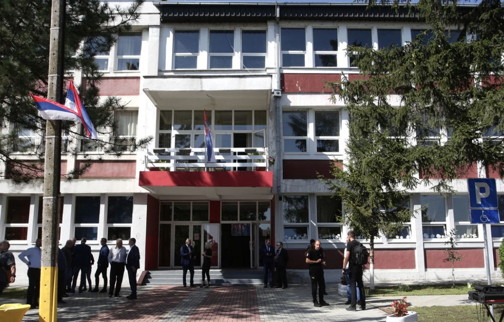 Emelkedik a tanárok bére, a szerbiai iskolák 150 kínai okostáblát kapnak 2 tanárok bére iskola