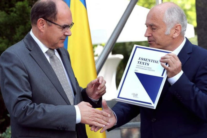 A szerbek összehangolt akciót indítottak a boszniai főmegbízott ellen 3 fegyver ügyészség