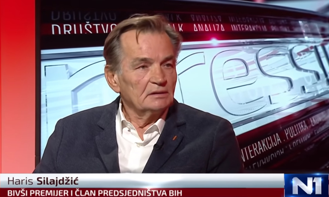 Haris Silajdžić "demokratikus feudalizmusnak" nevezte, ami most Boszniában uralkodik (Forrás: YouTube, N1)