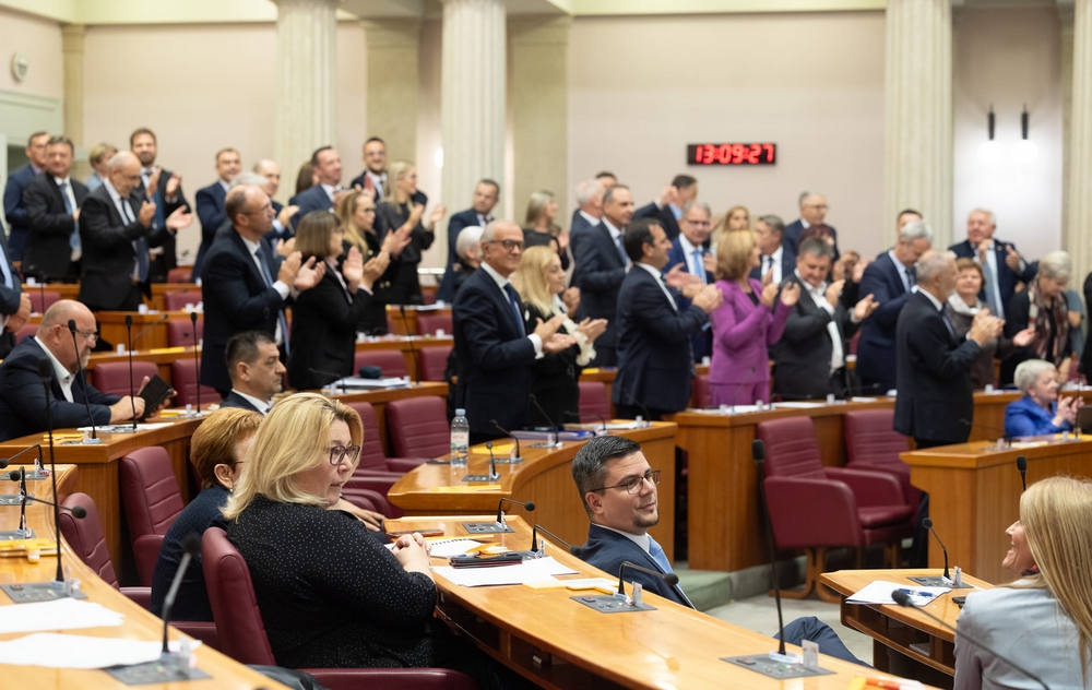 Ki kopog, mi kopog? A bősz ellenzék a horvát parlamentben! 4 kopog