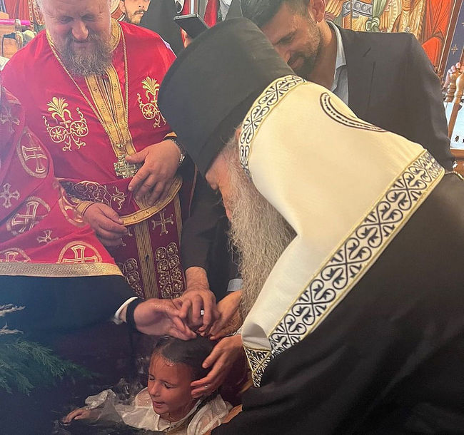 Novak Đoković két gyermekét a szerb pátriárka keresztelte meg 2 gyermek pátriárka