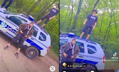Migránsok egy rendőrségi dzsip tetején