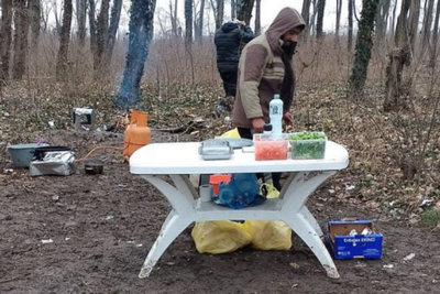 Rendőrségi tolmácsként dolgozó személy csempészte a migránsokat