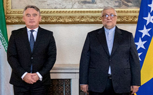 Željko Komšić a boszniai államelnökség elnöklő tagja (baloldalt) és Abuvar Ebrahimi Tarkaman iráni nagykövet a megbízólevele átadását követően