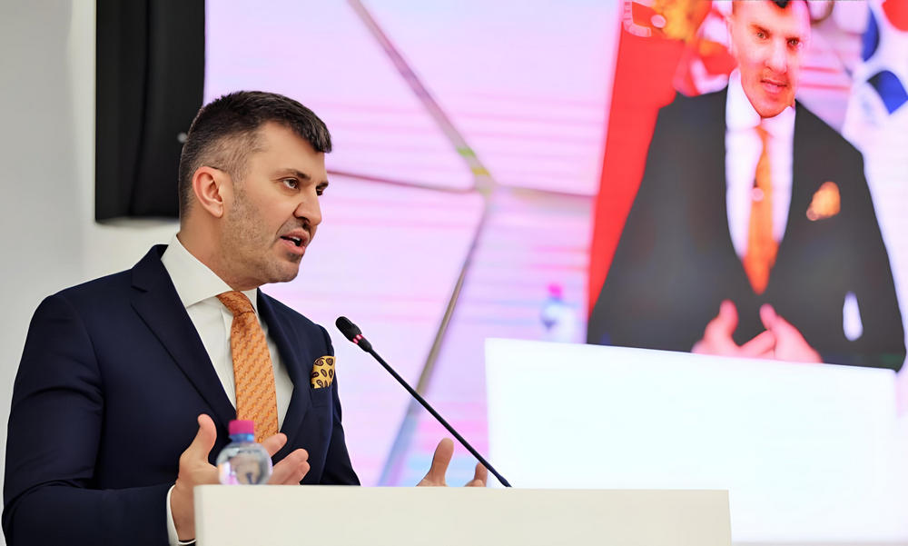 Djordjević szerint a szerb elnök bátran, államférfiúi bölcsességét használva, felelősségteljesen és kitartóan dolgozik nap mint nap Szerbia felemelkedéséért