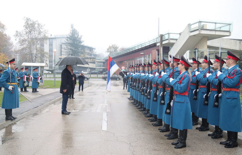 Dodik inkább Magyarországra jön, minthogy bíróságra menjen 3 A szerb elnök az eső ellenére szemlét tartott, elvégre ma van a boszniai szerb rendőrség védőszentjének az ünnepe
