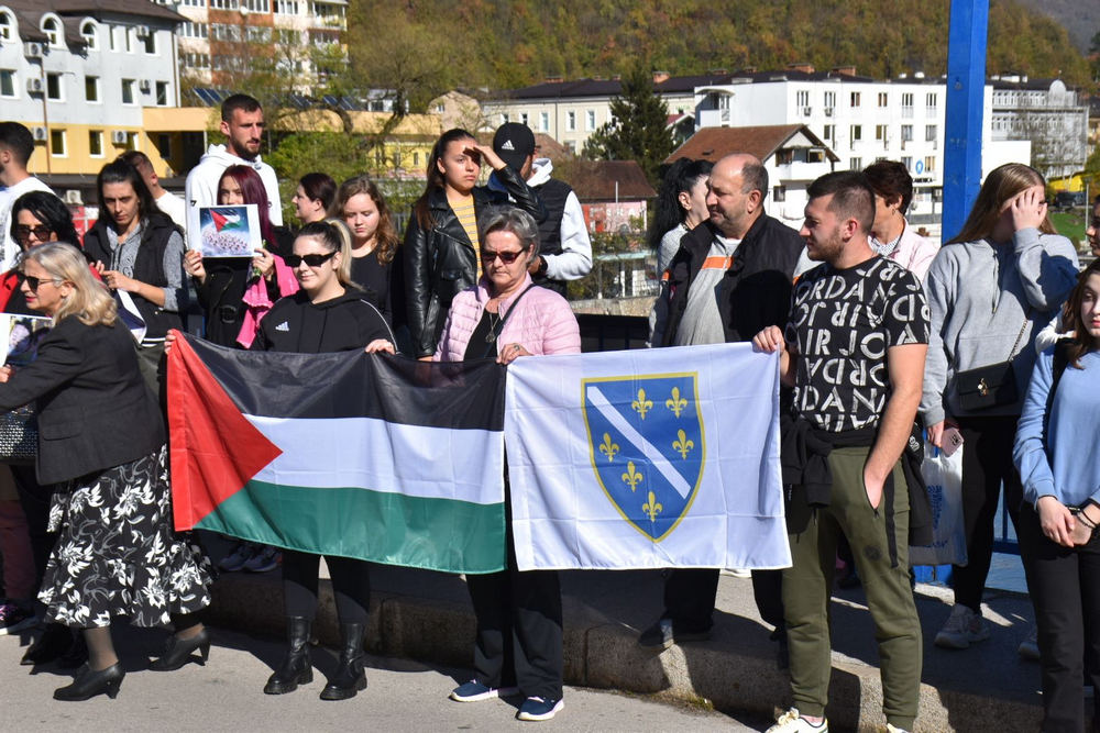 Több tízezer ember tüntetett Palesztina mellett a szerbiai Novi Pazarban 3 Palesztina