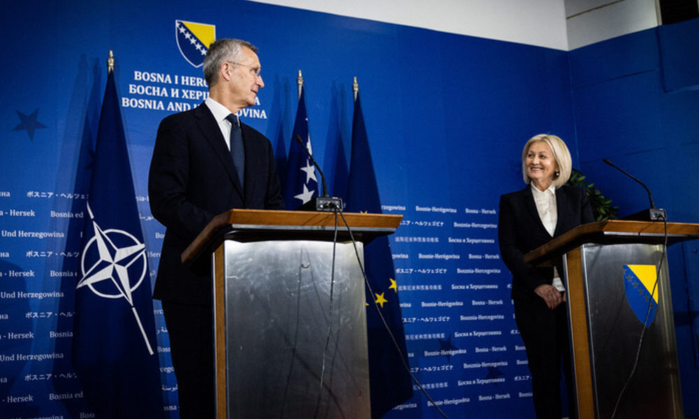 Összenéztek: Borjana Krišto boszniai miniszterelnök és Jens Stoltenberg NATO-főtitkár