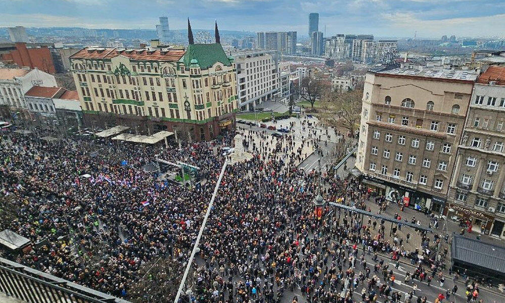 A magát függetlennek valló ProGlas tüntetése a belgrádi Moszkva szállónál, innen szállították kórházba az ellenzéki listavezetőt