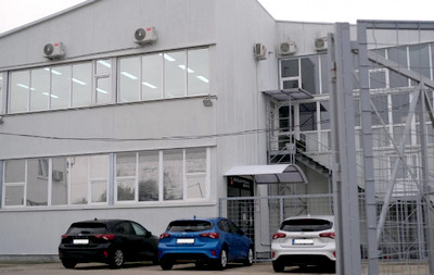 A nagyközönség elől eldugott helyen, a belgrádi kikötő közelében található az a call center, ahonnan naponta több, mint száz ember hívja a szerbiai választópolgárokat