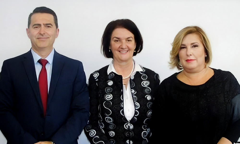 A boszniai ügyészi szervezet három korábbi oszlopa közül csak Milenko Kajganić jelenlegi főügyész (baloldalt) maradt állva, a korábbi főügyész Gordana Tadićot (középen) és Diana Kajmaković főügyész-helyettest (baloldalt) korrupciós vád miatt már felmentették (Forrás: Slobodna Evropa)