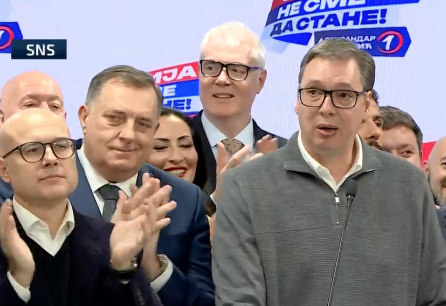 Dodik lenézően néz a Kisfarkasra