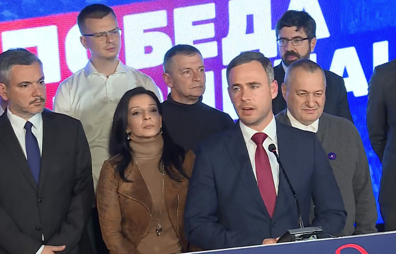 Az éhségsztrájkba kezdett két ellenzéki vezető, a mikrofonnál Miroslav Aleksić, mögötte Marinka Tepić