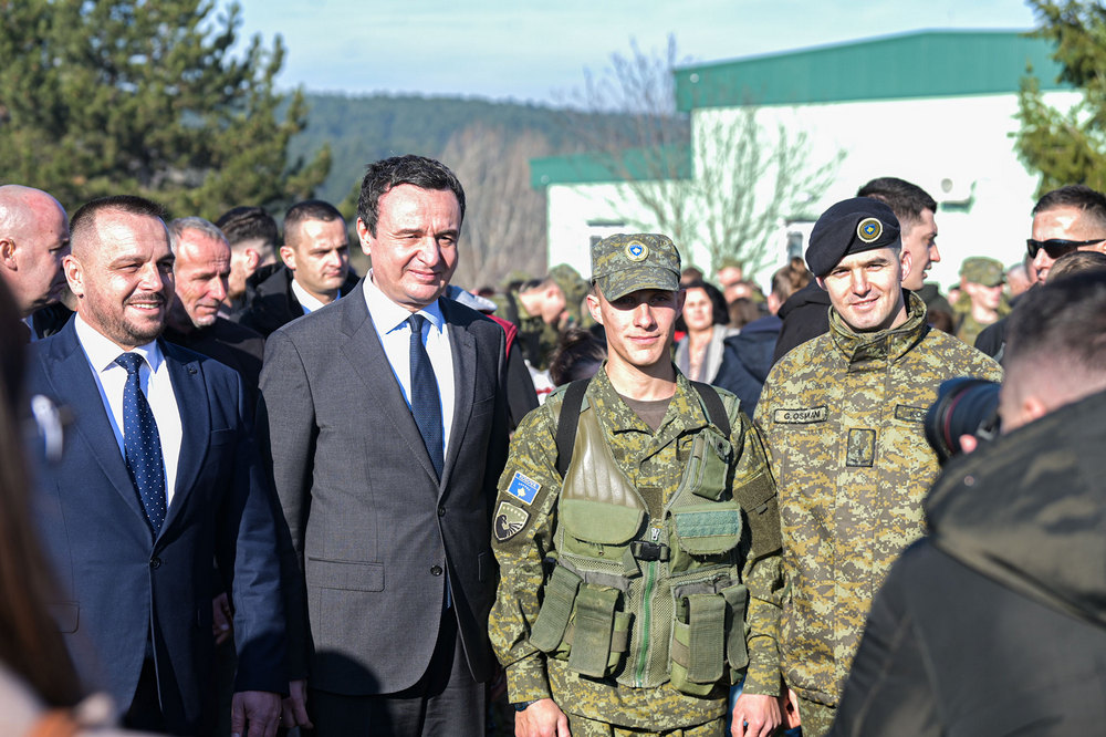 A katonai ünnepségen részt vett Albin Kurti koszovói miniszterelnök és Ejup Maqedonci védelmi miniszter is
