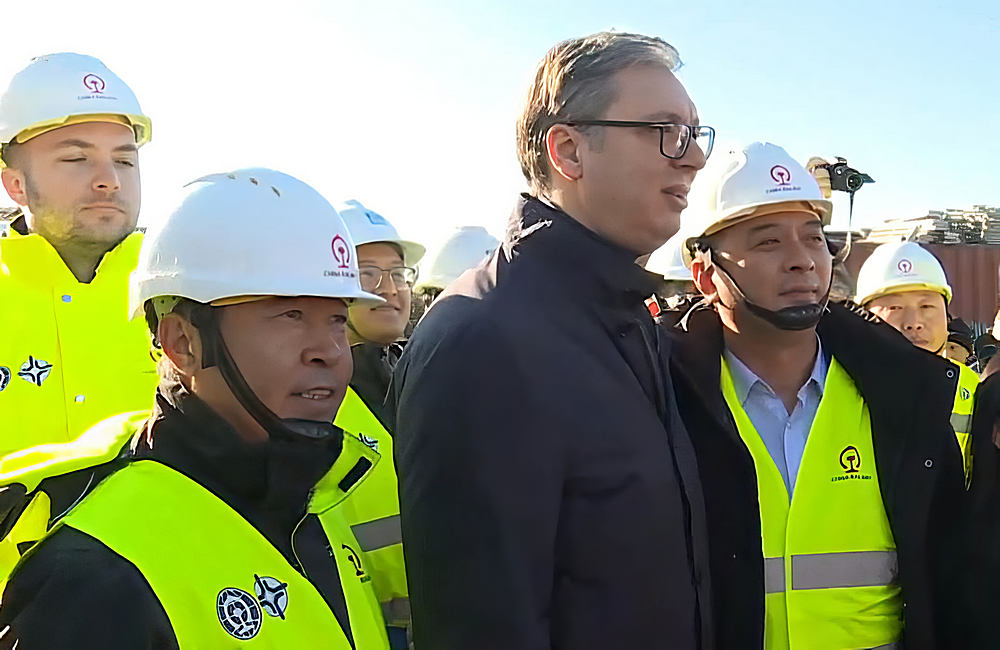 A szerb elnök lefotózkodott a kínai munkásokkal